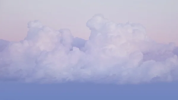 일몰에 보라색 모직 팩 구름 — 스톡 사진