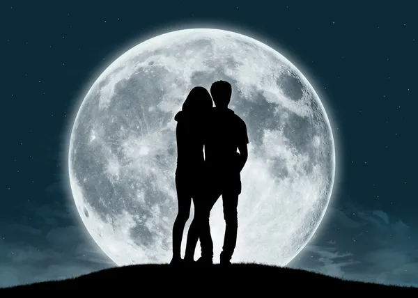 보름달에 사랑에 젊은 부부 로열티 프리 스톡 사진