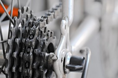 üstünde belgili tanımlık tekerlek zinciri ile arka bike kaset