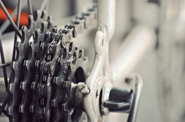 üstünde belgili tanımlık tekerlek zinciri ile arka bike kaset