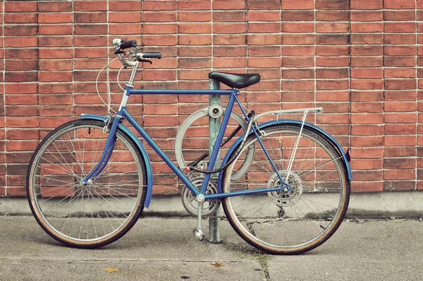 Bicicleta vintage estacionada na rua Imagens Royalty-Free