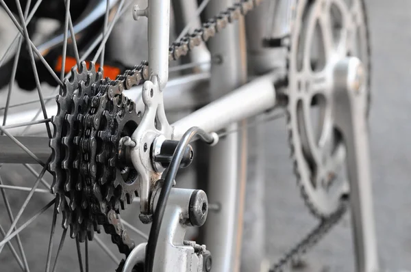 Cassetta posteriore per bici sulla ruota con catena — Foto Stock