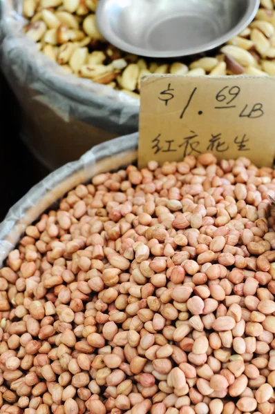 Raw peanuts sold in the market — Stock Photo, Image