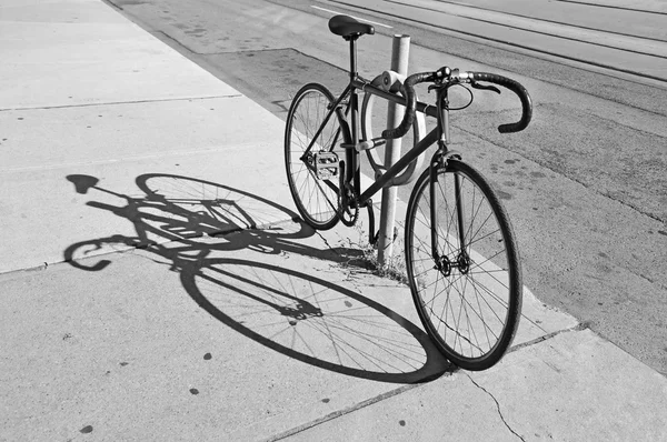 Cykel inlåst på gatan i toronto — Stockfoto