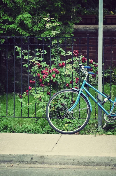 Bicicletta da donna parcheggiata in strada — Foto Stock