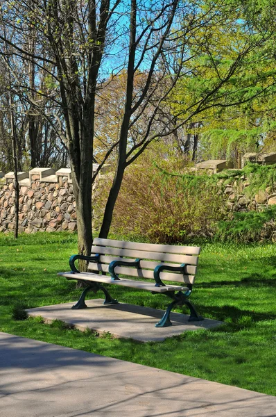 Bank im Park — Stockfoto