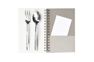 Çatal, kaşık ve kağıt üzerinde beyaz ba boş not defteri