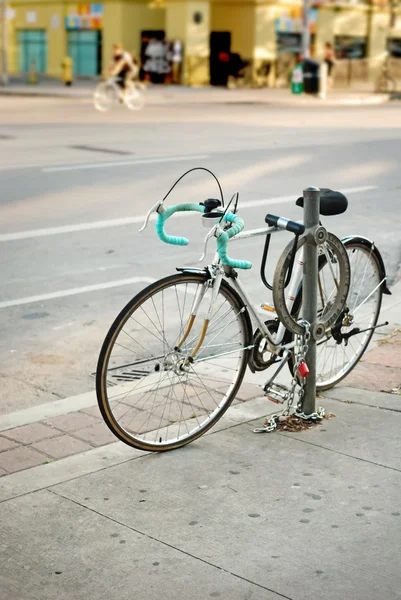 Vintage fiets geparkeerd op straat — Stockfoto