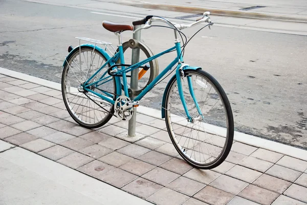 Женский велосипед припаркован на улице в Торонто — стоковое фото