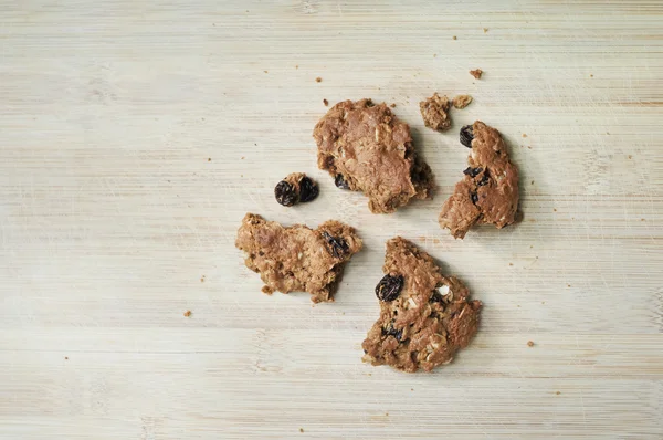 Fresh baked homemade oatmeal raisin cookies, pieces — Stock Photo, Image