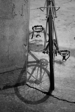 arkasından (siyah ve beyaz kırmızı bisiklet)