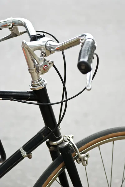 Barra de alça de uma bicicleta preta com aperto preto — Fotografia de Stock