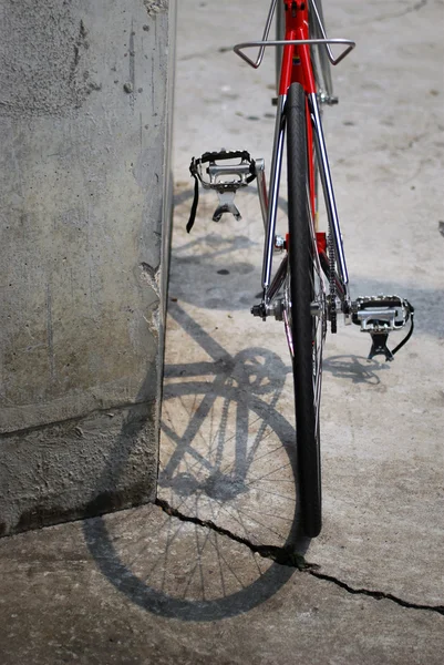 Bicicleta roja por detrás — Foto de Stock