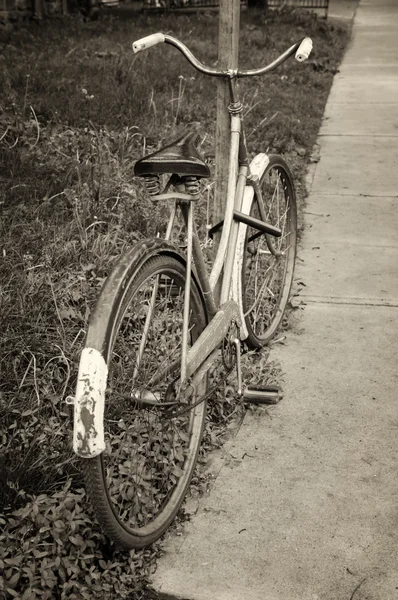 Klassiska vintage retro staden cykel — Stockfoto