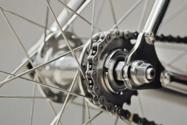 Заднее колесо велосипеда с цепью и звездочкой — стоковое фото