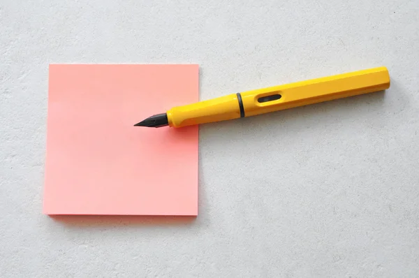 Sticky note and pen — Stock Photo, Image