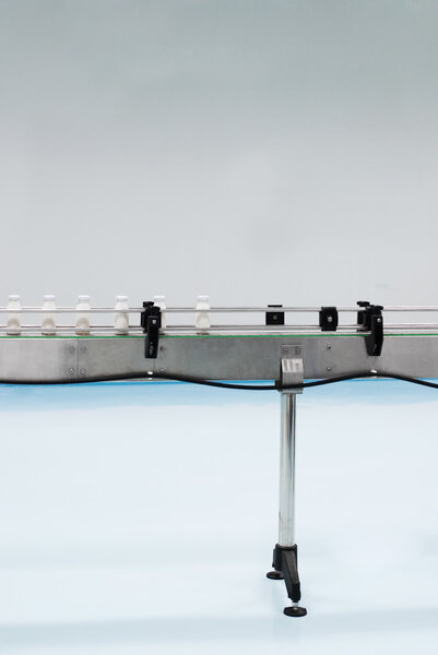 Стеклянные бутылки на конвейере
