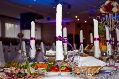 Yemekli şölen masası.