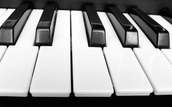 Fortepian na białym tle — Zdjęcie stockowe