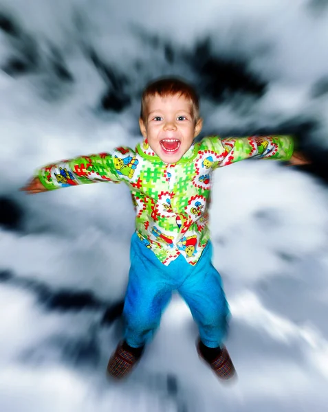 O menino voa nas nuvens — Fotografia de Stock