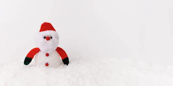 Kerstman pop speelgoed op kerstmis tijd, achtergrond met sneeuw. Vooraanzicht. Een spandoek. Kopieerruimte. — Stockfoto