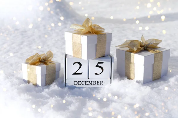 Regalos de Navidad y diciembre 25 números de calendario sobre fondo de nieve —  Fotos de Stock