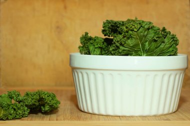 Ahşap bir masada lahana cipsi. Kurutulmuş lahana. Sağlıklı beslenme.