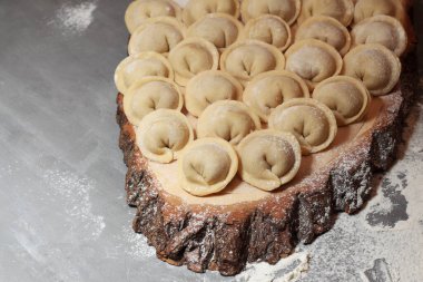 Geleneksel çiğ pelmeni ya da kesim tahtasındaki hamur tatlısı. Ev yemeği.