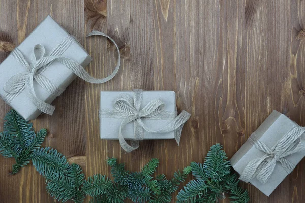 Neujahrskomposition Weihnachtsgeschenk Aus Kraftpapier Tannenzapfen Tannenzweigen Auf Einem Hölzernen Hintergrund — Stockfoto