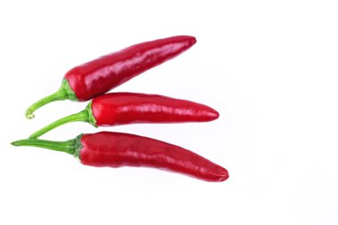 Kırmızı biberler beyaz arkaplanda izole edilmiş.