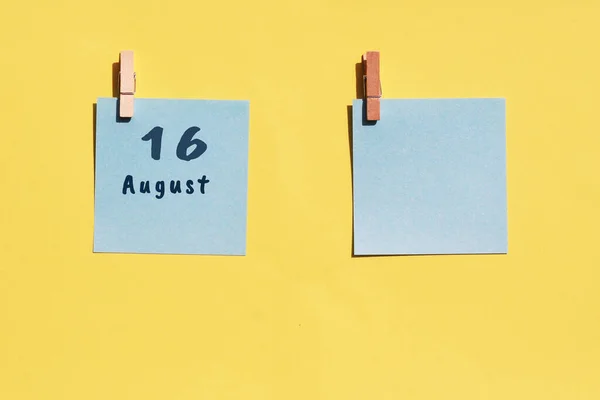 Αυγούστου 16Η Ημέρα Του Μήνα Ημερολογιακή Ημερομηνία Δύο Μπλε Σεντόνια — Φωτογραφία Αρχείου