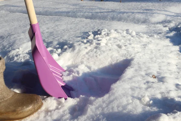 Een Man Reinigt Sneeuw Van Stoep Voor Zijn Huis Zware — Stockfoto