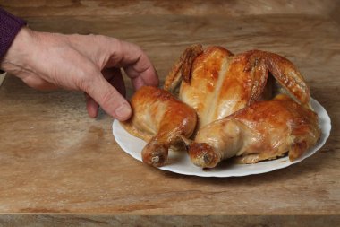 Elde kavrulmuş hindi budu. Kızarmış tavuğun yakın çekimi.
