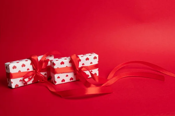 Geschenkschachteln Mit Schleife Auf Rotem Hintergrund Banner Glückwunsch Vorlage Für — Stockfoto