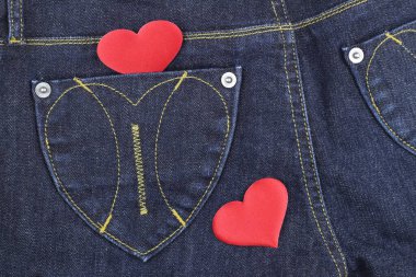 Kotun cebinde kırmızı kalp. Yukarıdan görüntüle