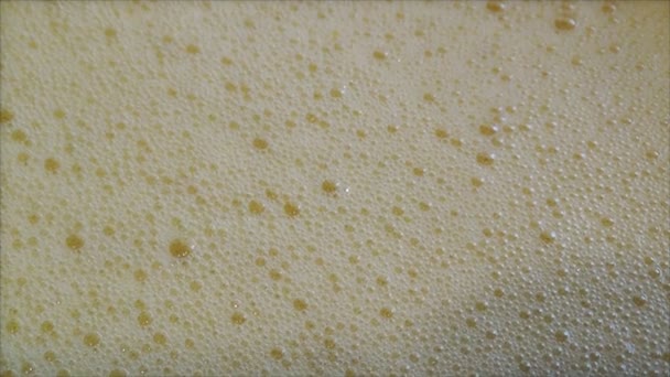 用搅拌器搅拌鸡蛋后的泡沫. — 图库视频影像