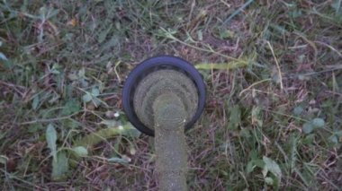 Çim biçme makinesini çalıştırmadan önce açılışı kontrol ediyorum. Kuru ve yeşil otları kesmek için başlık döndürme