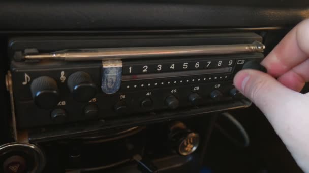 Eski radyo, arabadaki kadranı çevirerek ayarlanır. Radyo numarayı çevirir, istasyonları arar. SSCB 'nin eski radyosu. İnsan eli. — Stok video