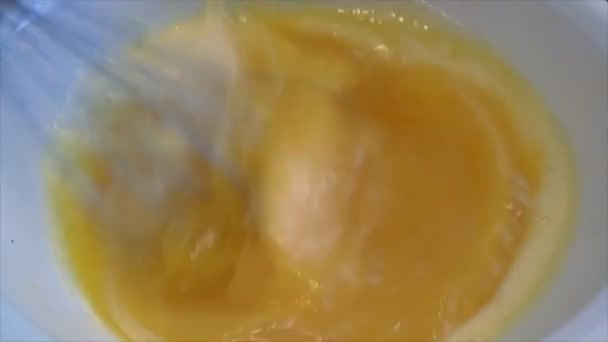 泡立て器で卵を打ちます.自分の手で自家製オムレツを作る — ストック動画
