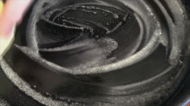 Preparación y engrasado del molde para hornear — Vídeo de stock
