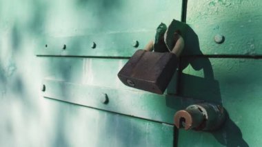 Eski demir kapıların üzerindeki asma kilit. Soyulma ve çizilme arkaplanı desenli..