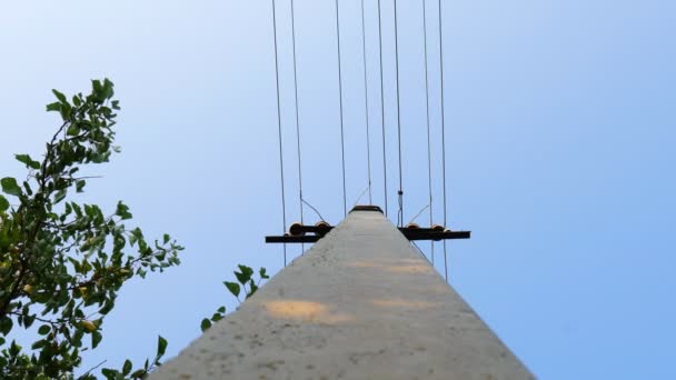 Concrete support for hanging wires. Against the background of the sky Electrical wiring — Vídeo de Stock