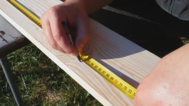 Χρησιμοποιώντας Ένα Χάρακα Εργάτης Σημειώνει Τις Διαστάσεις Ένα Μολύβι Κίτρινη — Αρχείο Βίντεο