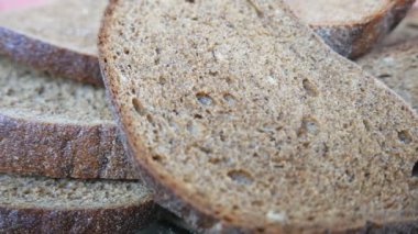 Ekmek sepetinde bir sürü bayat ekmek var. Yiyecek kayıpları ve yiyecek atıkları. Bozuk fazladan ekmek..