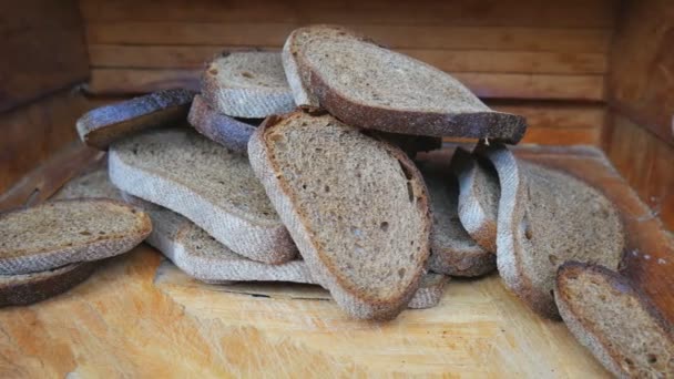 Hand Sluit Graanschuur Met Stukjes Oud Brood Voorraden Geval Van — Stockvideo