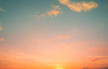 Mavi ve turuncu günbatımı gökyüzü bulutlu