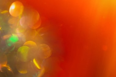 Soyut şenlik arka planı. Çok renkli Bokeh kırmızı afişi. Noel, yeni yıl ve doğum günü için altın efektli olağandışı parıldayan inciler. Hologram parlak süsleme, boşluğu kopyala