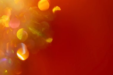 Soyut şenlik arka planı. Çok renkli Bokeh kırmızı afişi. Noel, yeni yıl ve doğum günü için altın efektli olağandışı parıldayan inciler. Hologram parlak süsleme, boşluğu kopyala