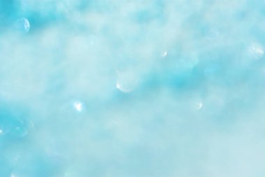 Bokeh odaklı soyut mavi arkaplan. Modaya uygun turkuaz deniz suyu rengi. Bir kartpostalın şenlikli, temiz mavi çizimi, yeni yıl afişi. Kış tatili konsepti.