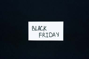 Kara Cuma mesajı. Siyah arka plan beyaz el yazısı. Kavramsal iş minimalizmi. Satışlar, promosyonlar, indirimler, online alımlar. Yatay bayrak, sıkı tasarım